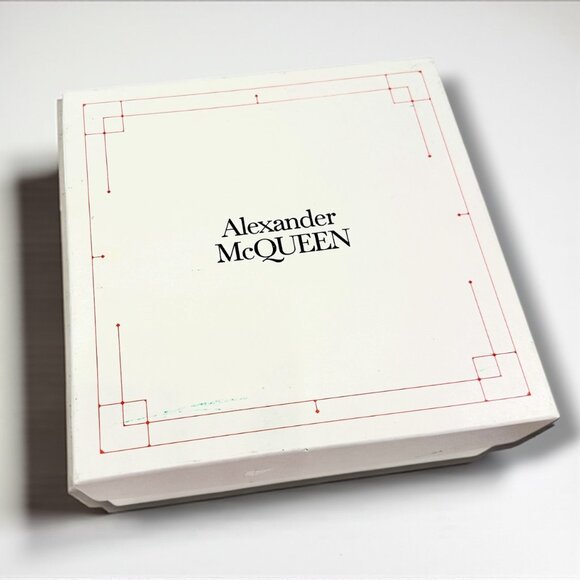 NWT/NIB Alexander McQueen Skull Knuckle Clutch - Picture 15 of 15